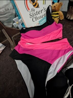 Women’s Colorblock One-Piece Swimsuit - Pink & Black